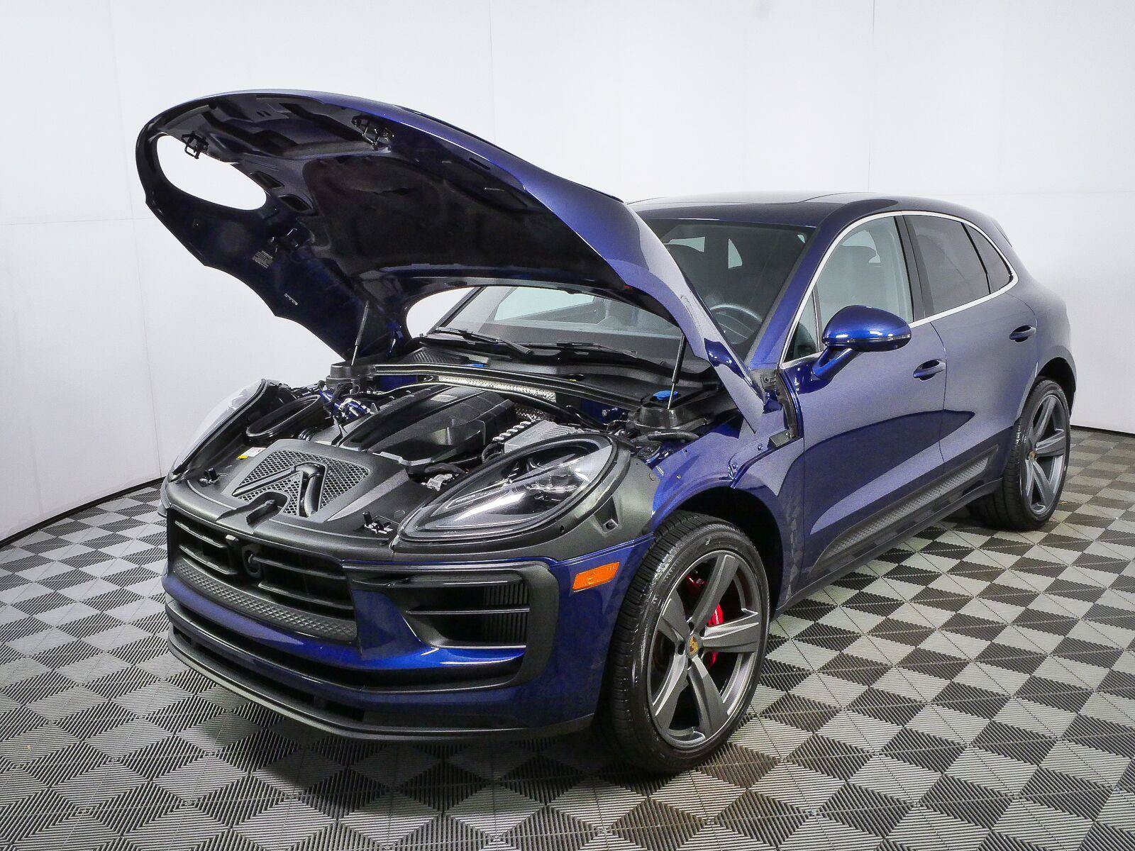 Certified 2023 Porsche Macan S AWD/4WD image 32