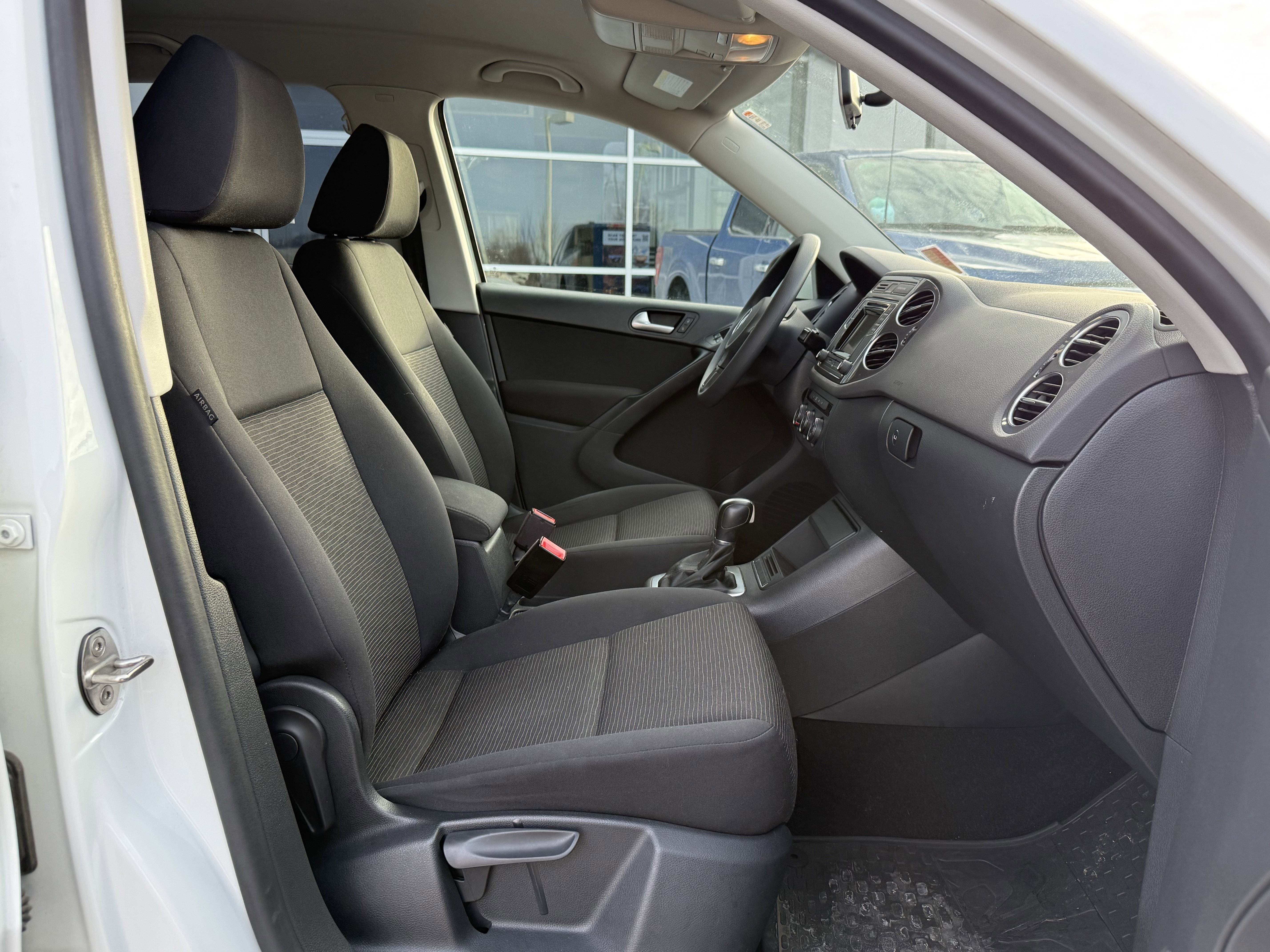 Used 2017 Volkswagen Tiguan Limited w/ Alloy Wheels Package image 5