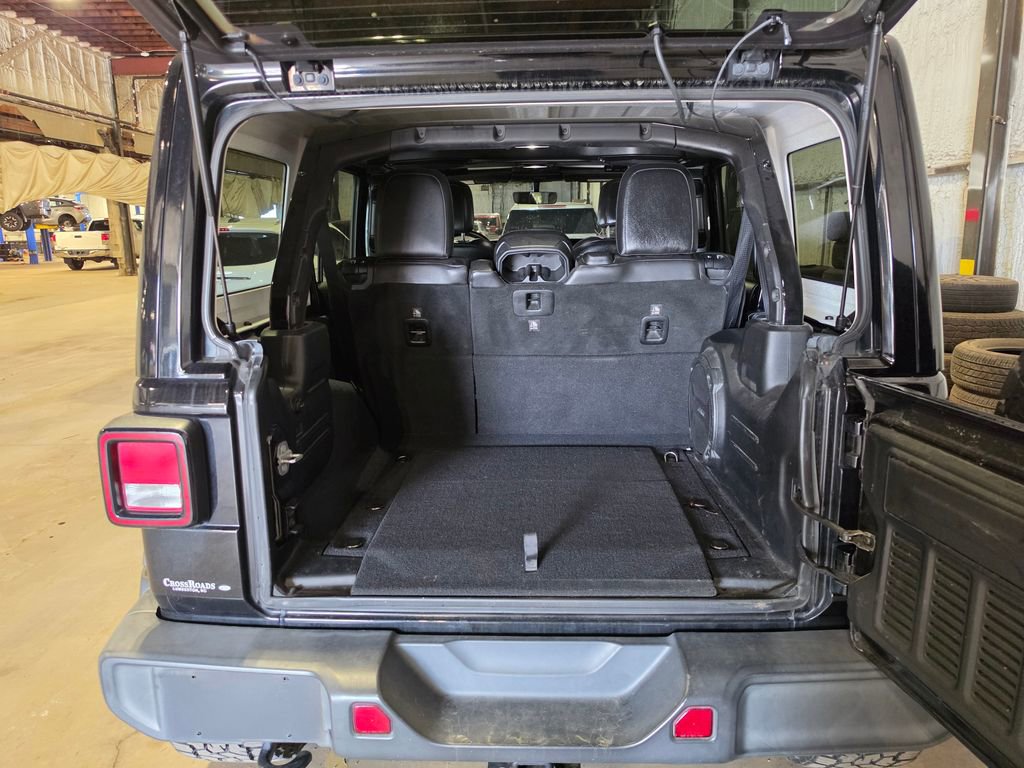 Used 2018 Jeep Wrangler Unlimited Sahara AWD/4WD image 8
