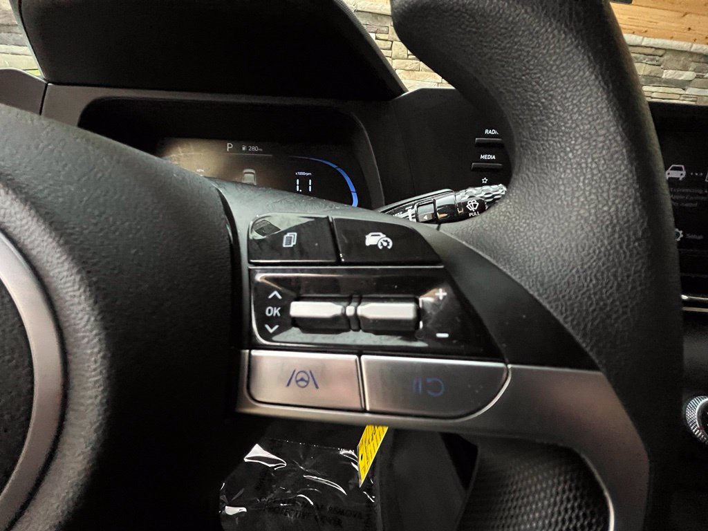 Certified 2024 Hyundai Elantra SE FWD image 36