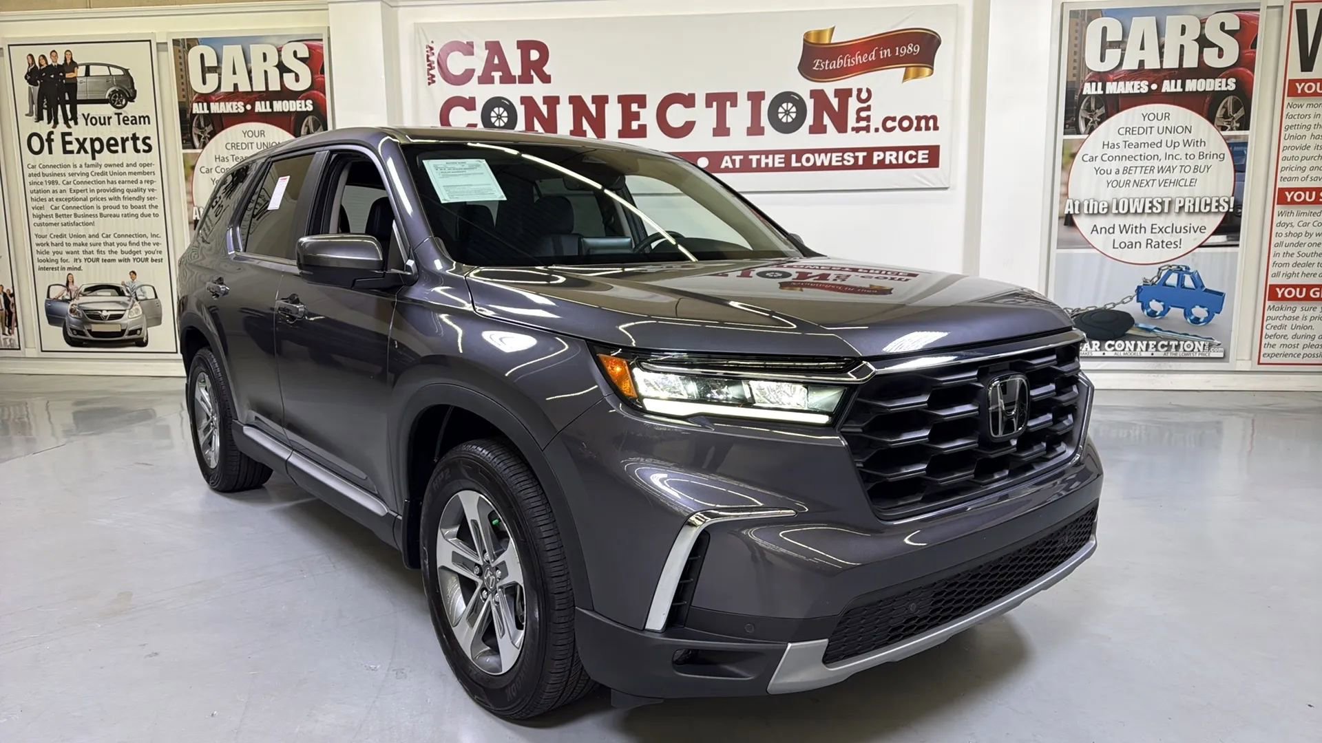 Used 2025 Honda Pilot EX image 3