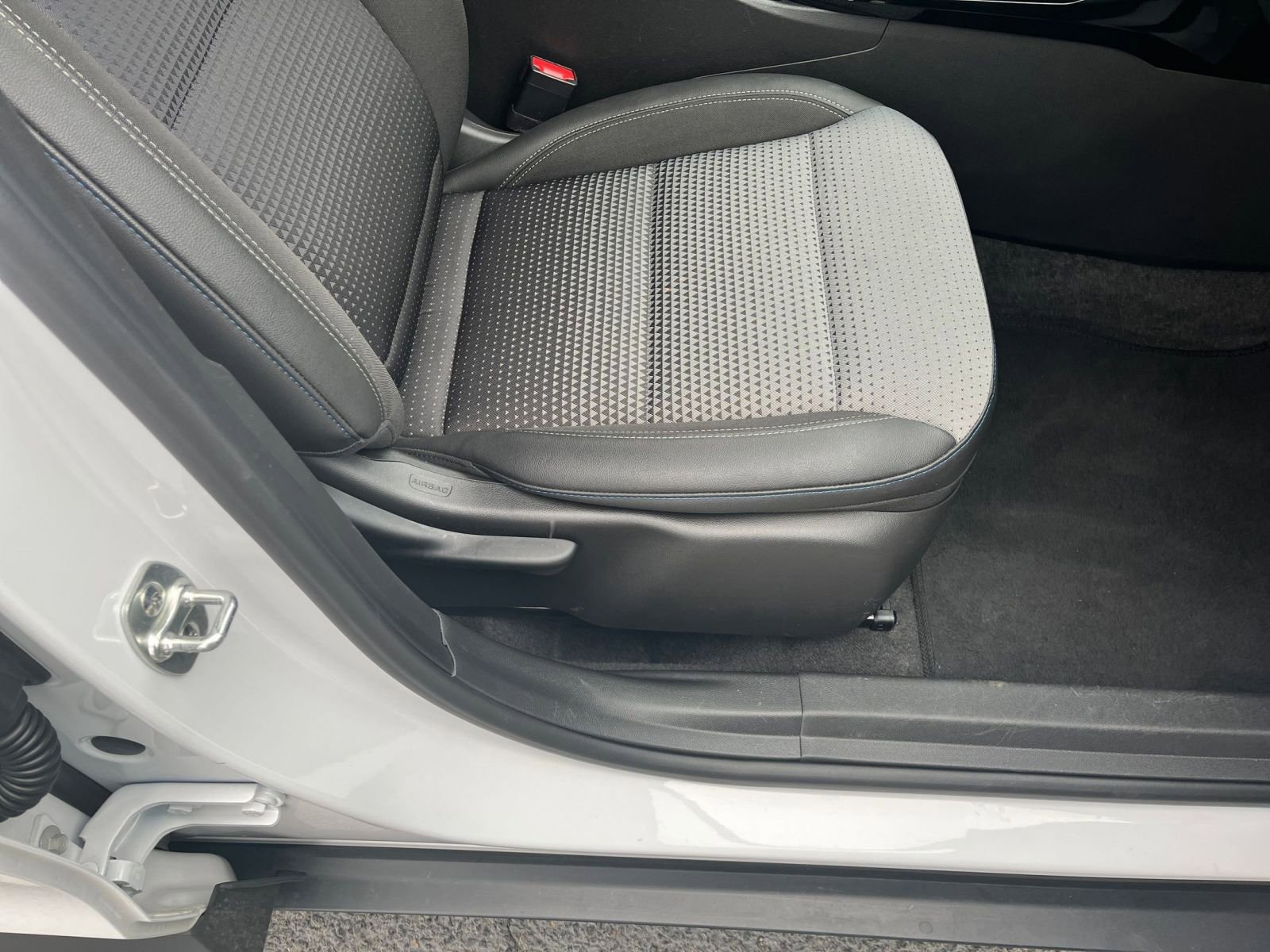 Used 2025 Chevrolet Trax LT image 27