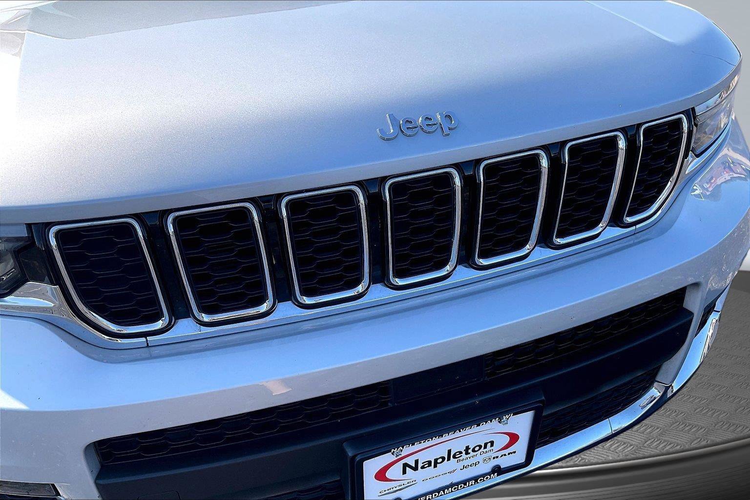 Used 2023 Jeep Grand Cherokee L Limited AWD/4WD image 27