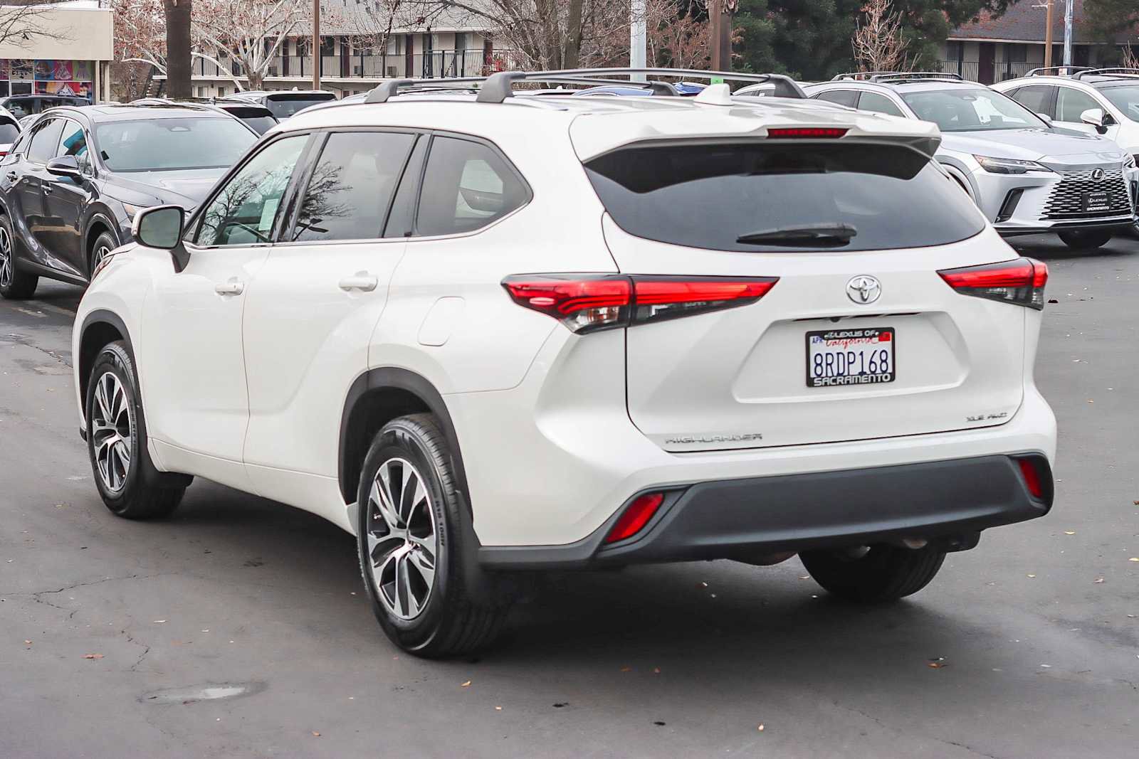 Used 2020 Toyota Highlander XLE image 2