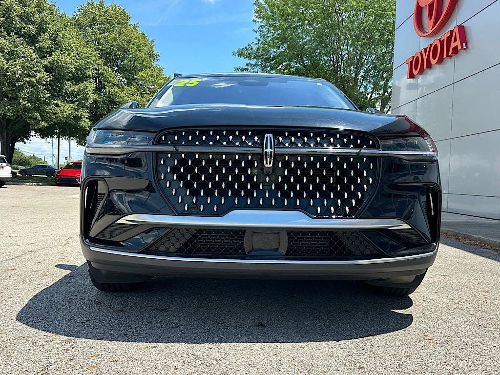 Used 2025 Lincoln Nautilus Premier AWD/4WD image 9