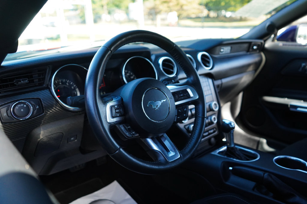 Used 2020 Ford Mustang Coupe RWD image 5
