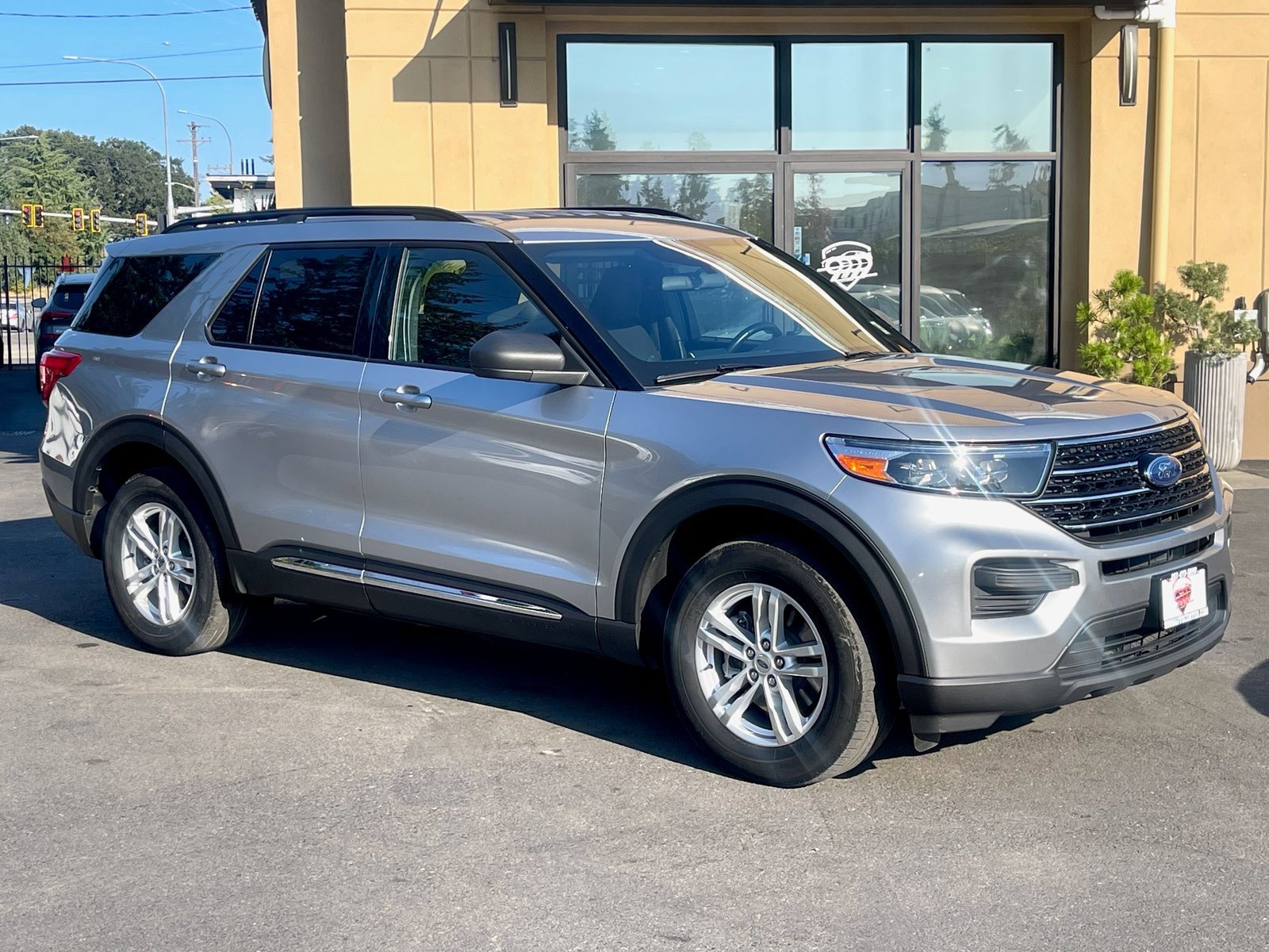 Used 2020 Ford Explorer XLT image 1