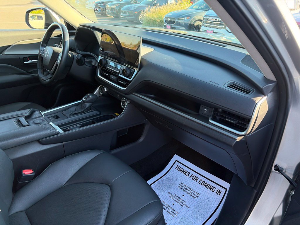Used 2025 Toyota Grand Highlander AWD image 13