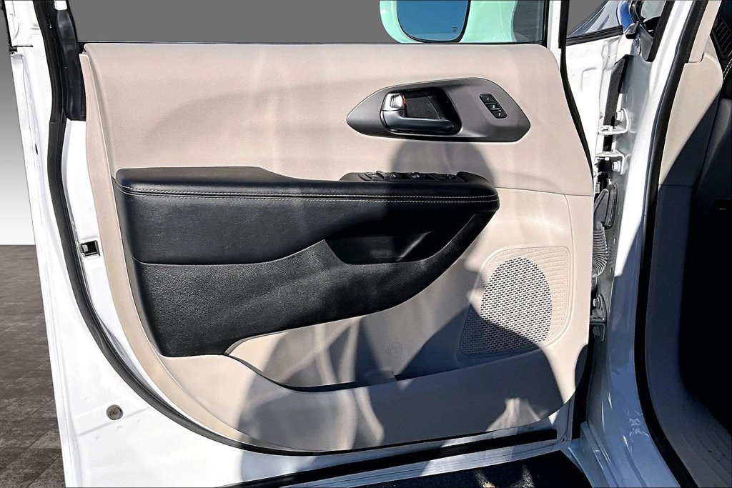 Used 2022 Chrysler Pacifica Touring-L FWD image 12