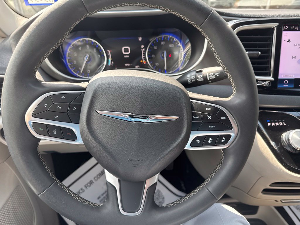Used 2024 Chrysler Pacifica Touring-L FWD image 14