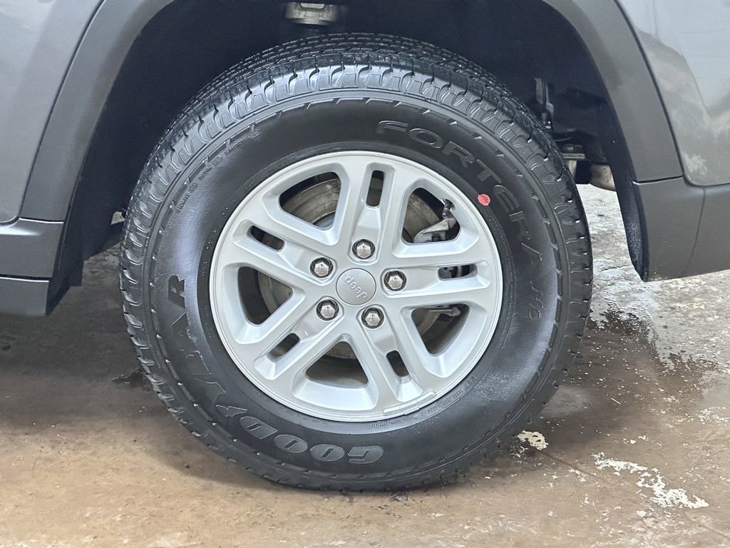 Certified 2024 Jeep Grand Cherokee Laredo w/ Trailer Tow Package image 52