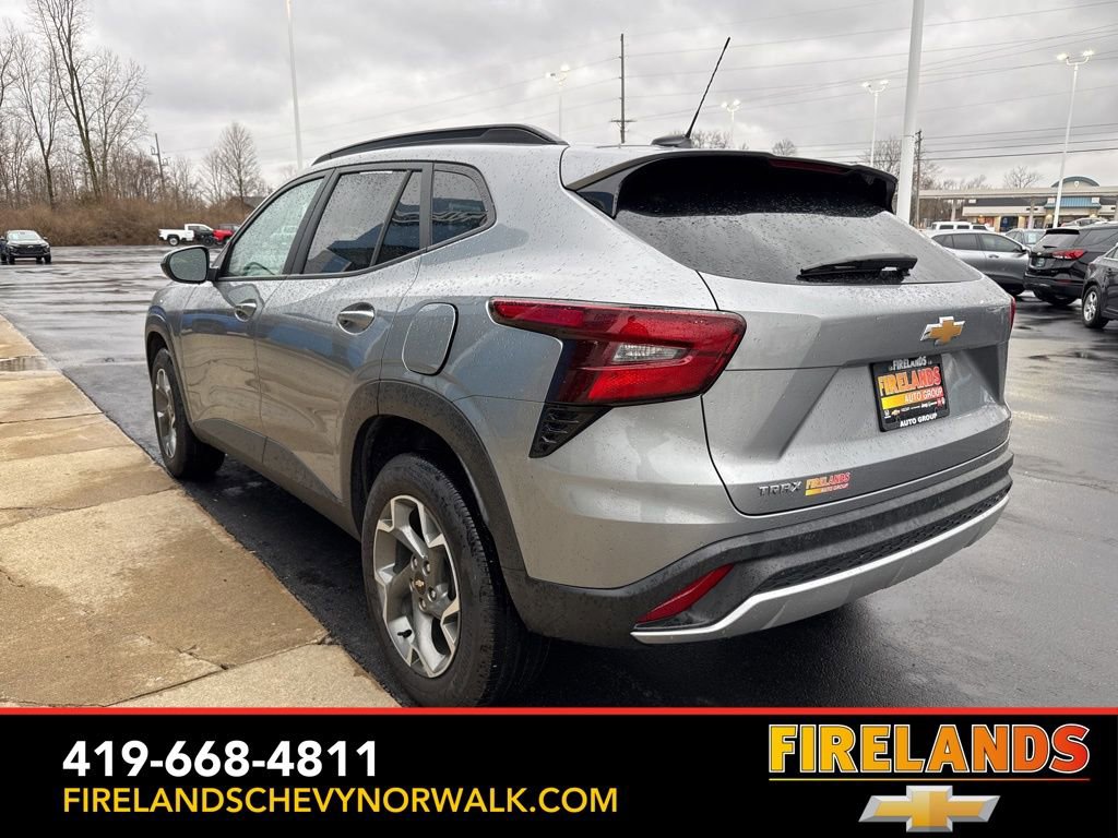 Used 2025 Chevrolet Trax LT w/ LT Convenience Package image 5