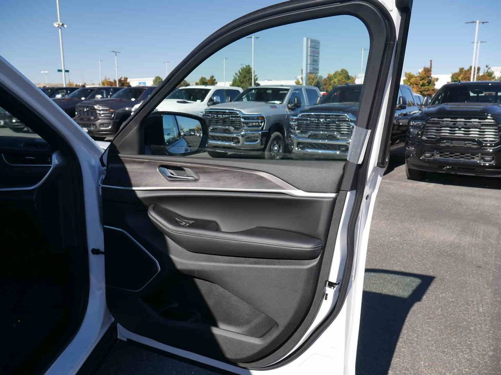 New 2025 Jeep Grand Cherokee Limited w/ Luxury Tech Group II image 24