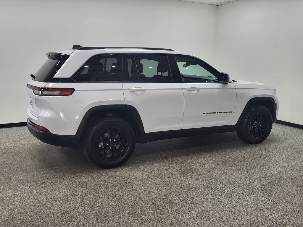 Used 2024 Jeep Grand Cherokee Altitude image 13