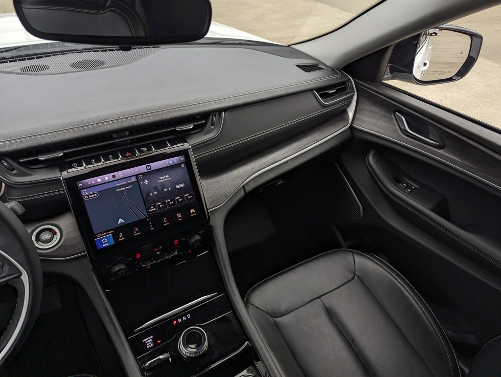 Used 2023 Jeep Grand Cherokee Limited image 32