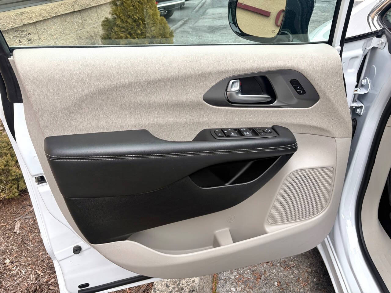Used 2024 Chrysler Pacifica Touring-L FWD image 37