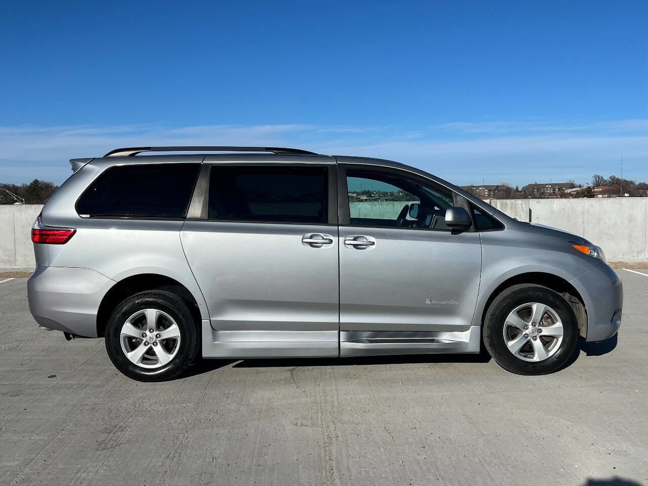 Used 2015 Toyota Sienna LE image 5