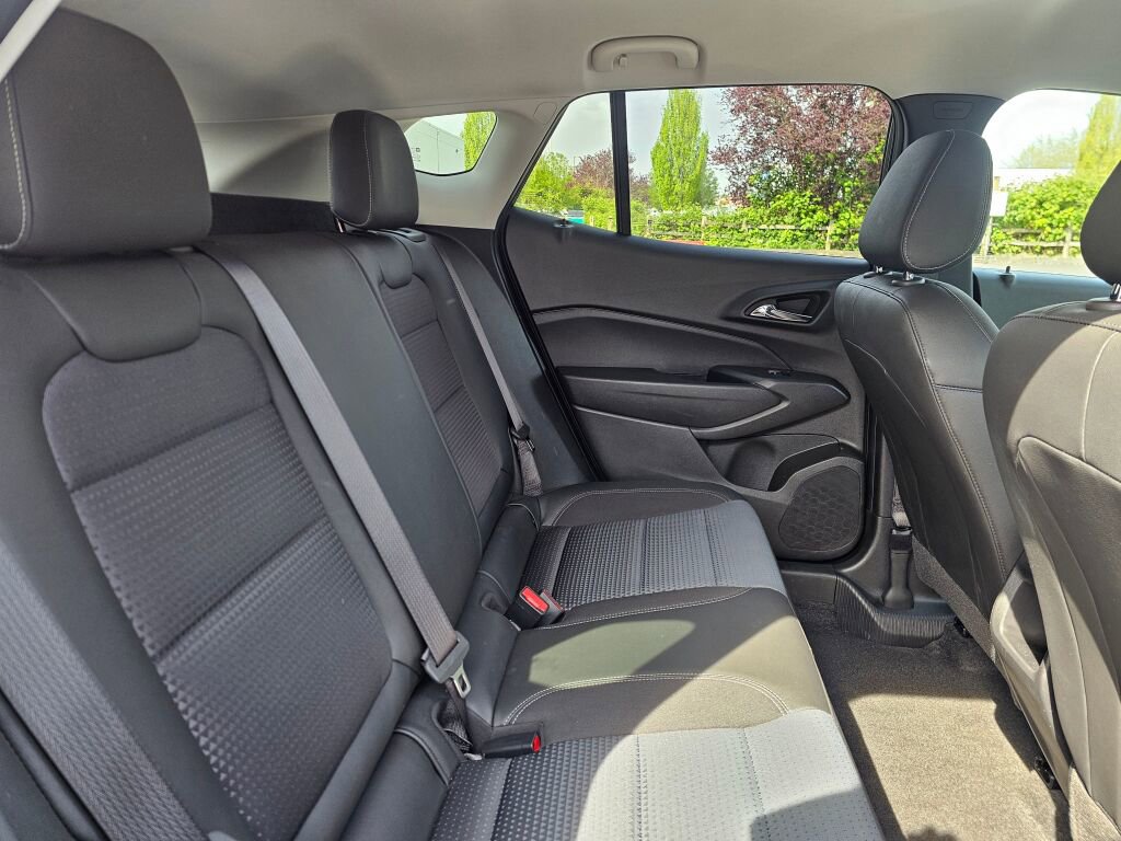 Used 2025 Chevrolet Trax LT w/ LT Convenience Package FWD image 16