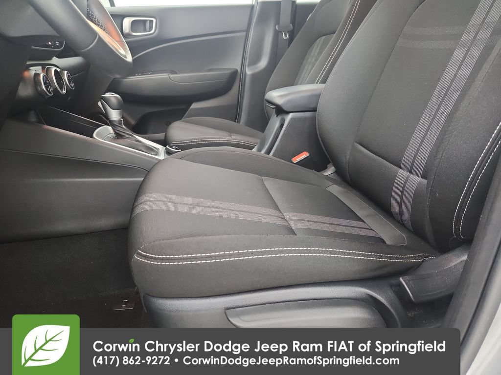 Used 2025 Hyundai Venue SEL FWD image 19