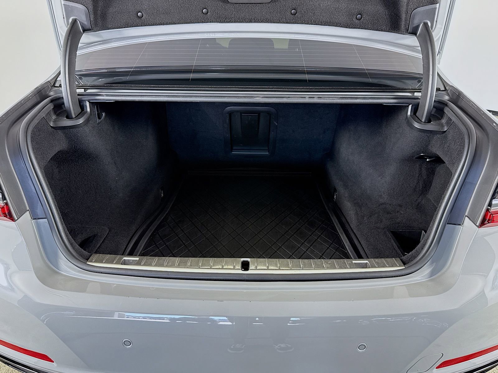 Used 2021 BMW 750i xDrive w/ Executive Package image 28