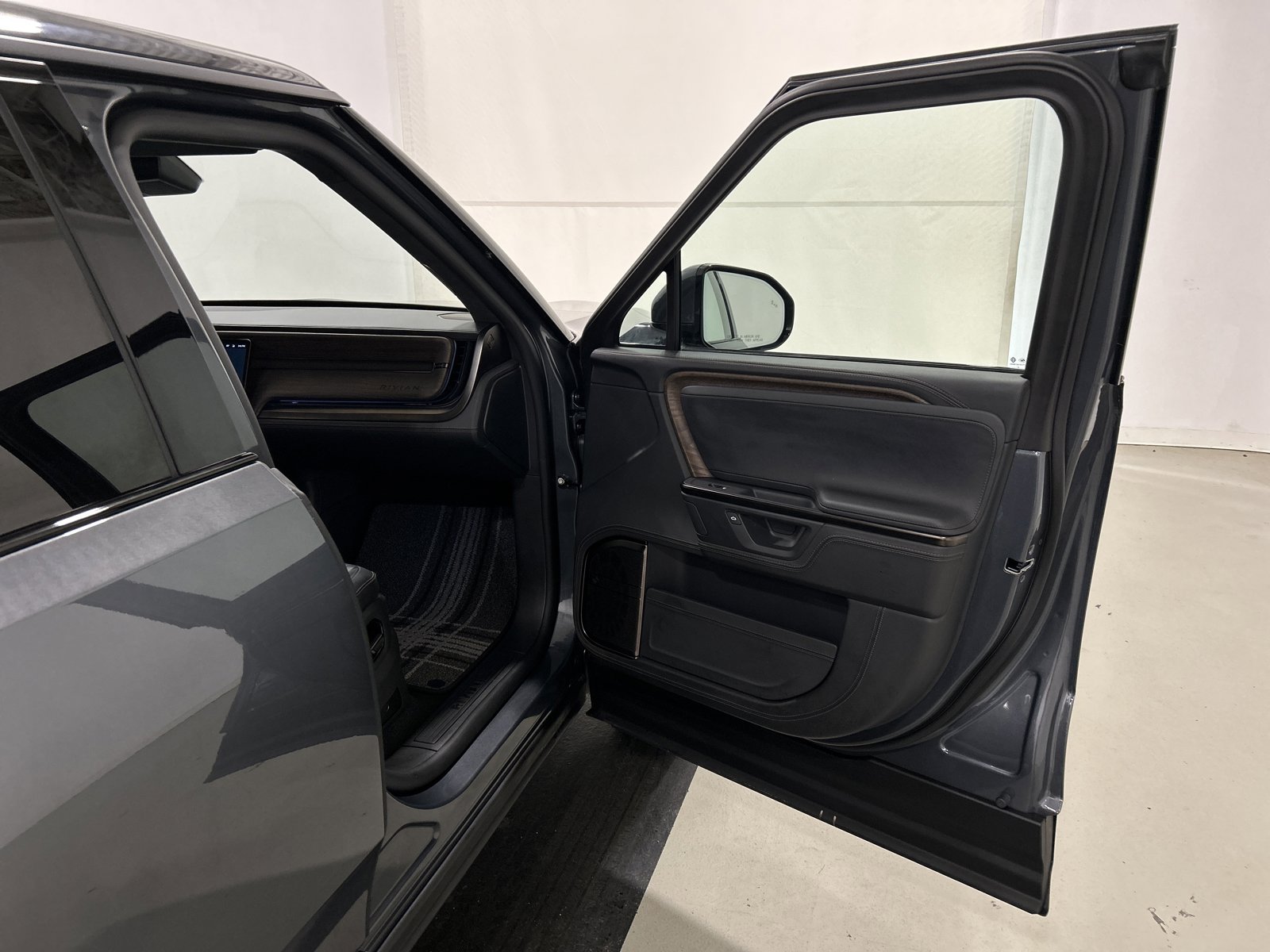Used 2025 Rivian R1S Premium image 18
