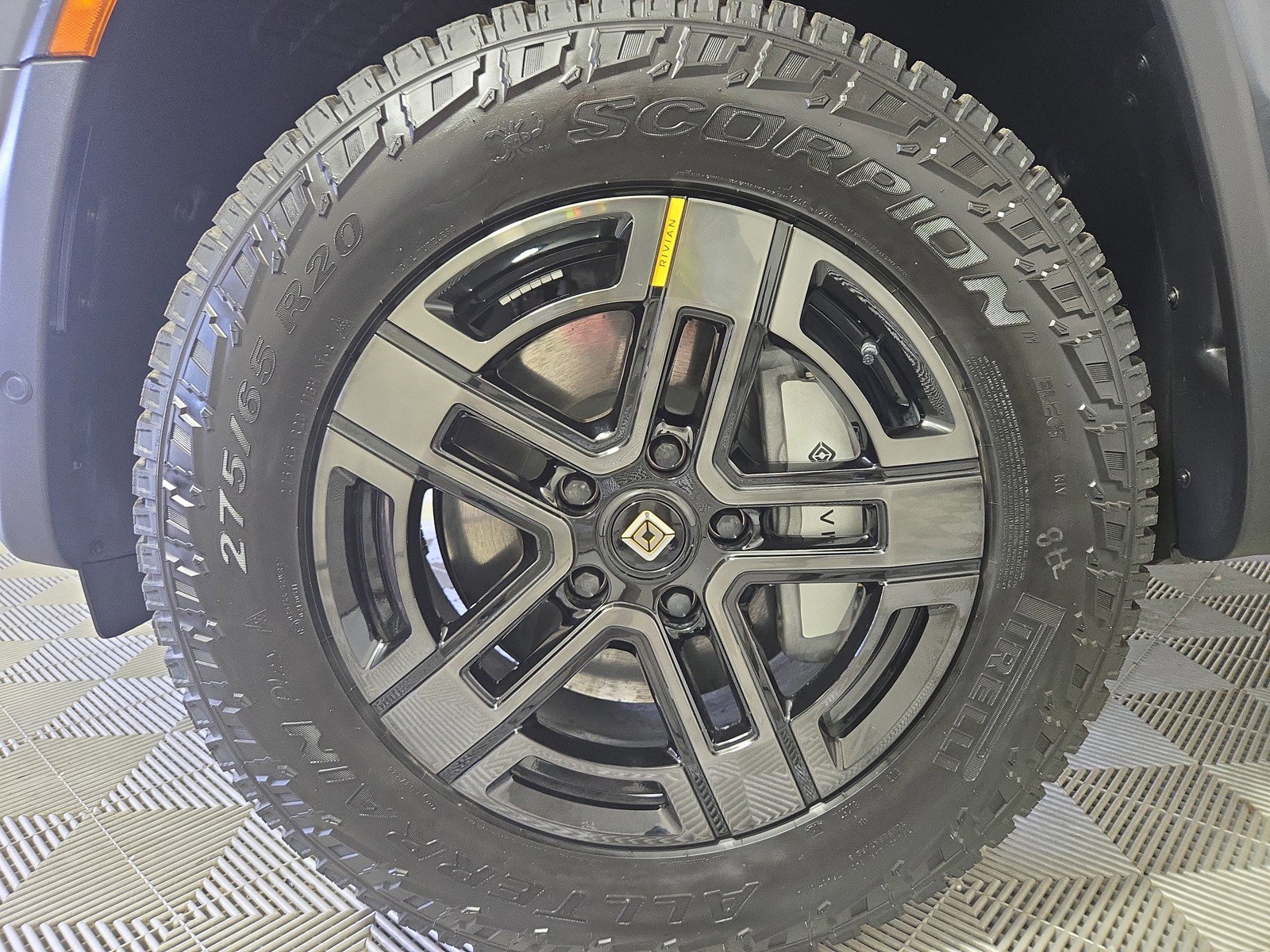 Used 2025 Rivian R1S Adventure image 9