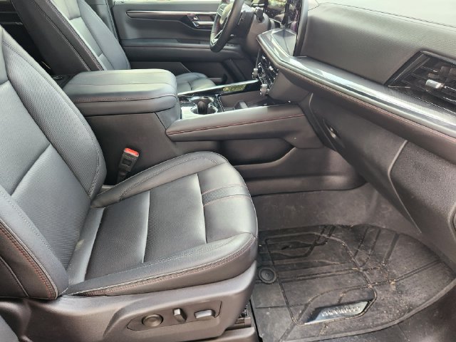 Used 2025 Chevrolet Suburban RST w/ Comfort Package AWD/4WD image 14