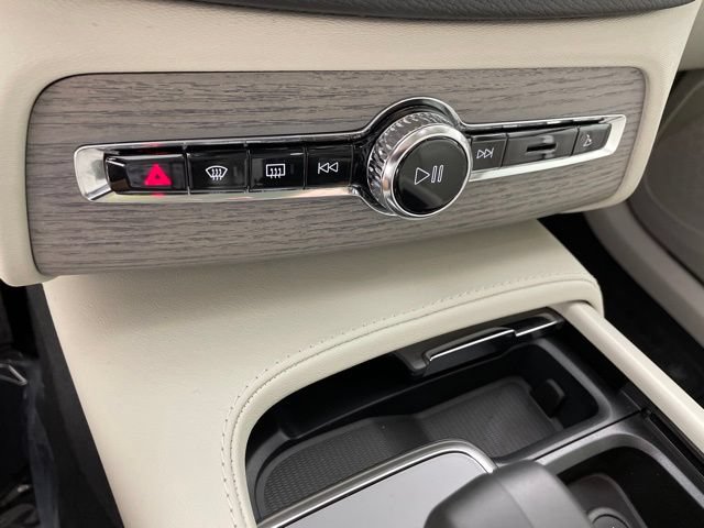 Certified 2025 Volvo XC90 T8 Plus w/ Protection Package Premier AWD/4WD image 32