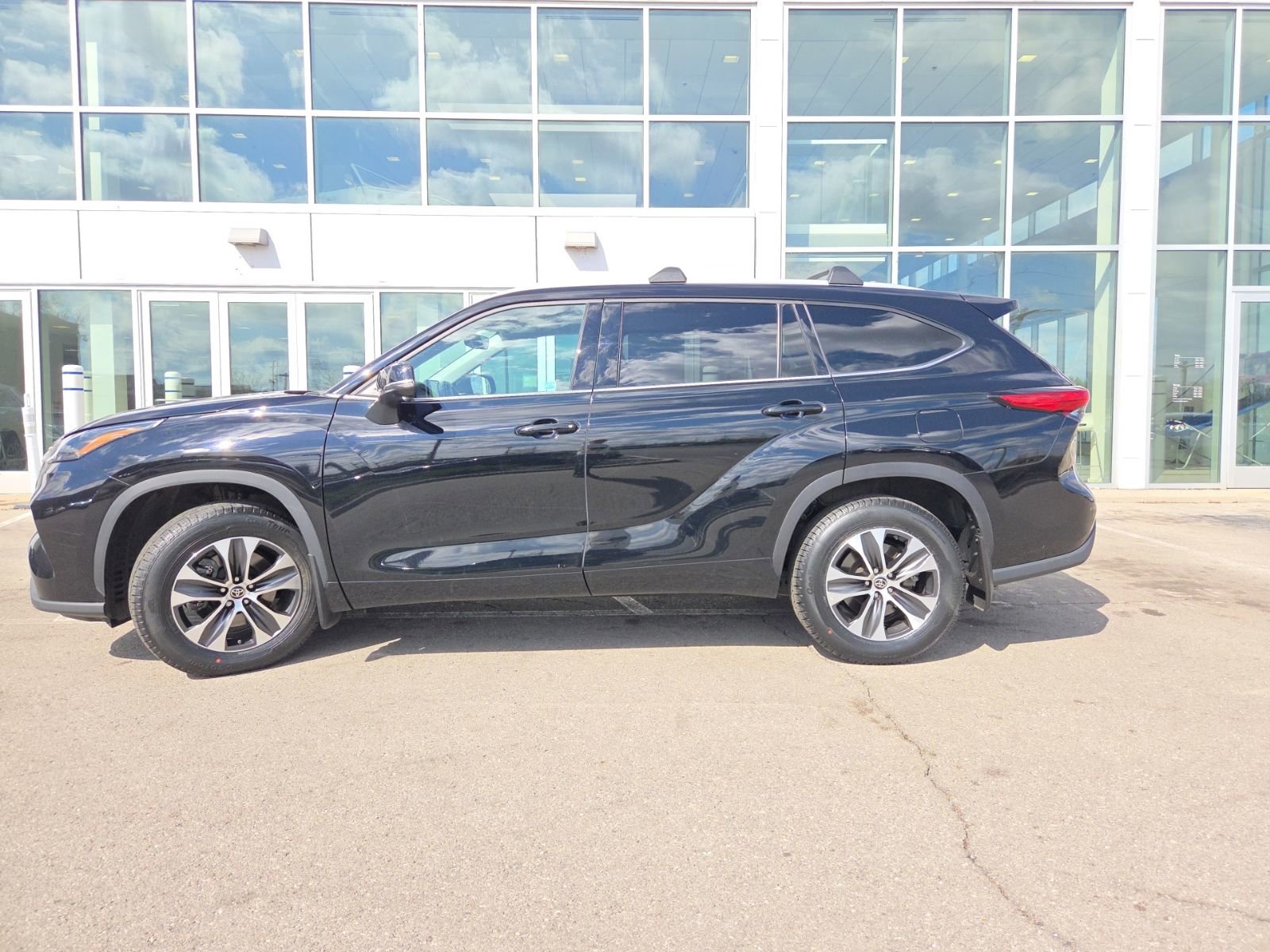 Used 2022 Toyota Highlander XLE image 8