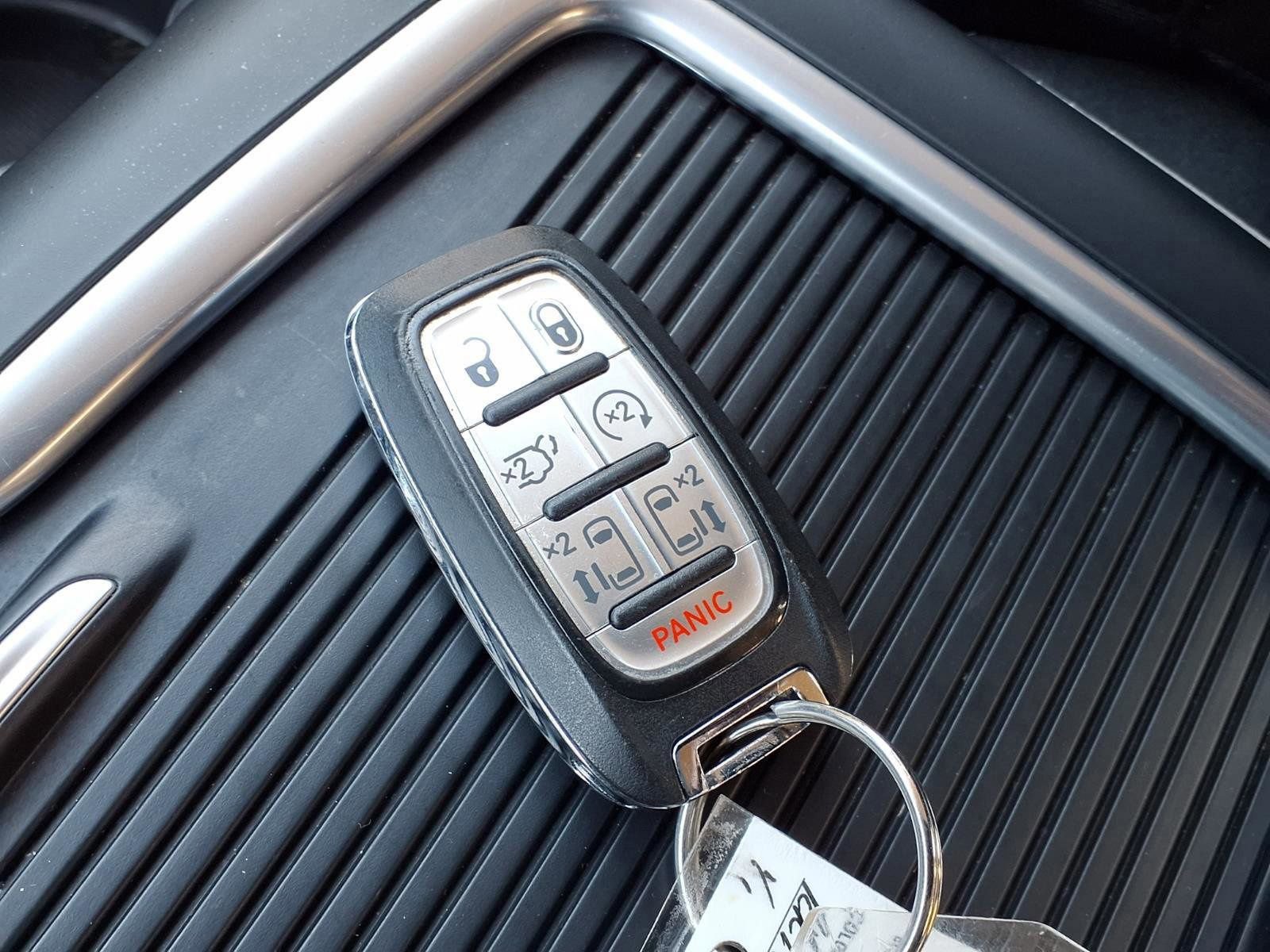 Used 2024 Chrysler Pacifica Touring-L image 10