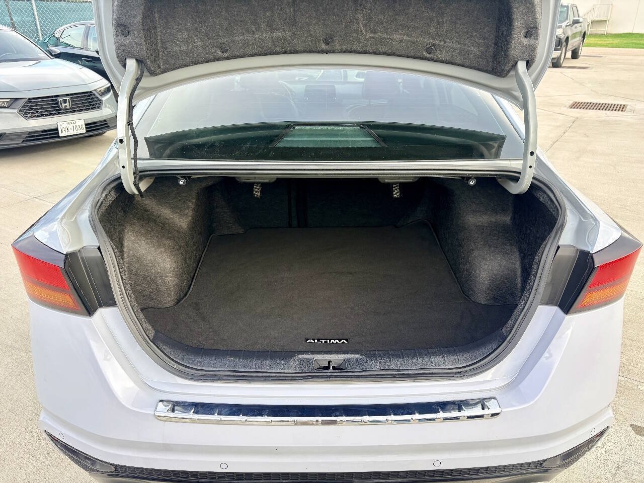 Used 2023 Nissan Altima 2.5 SR FWD image 8