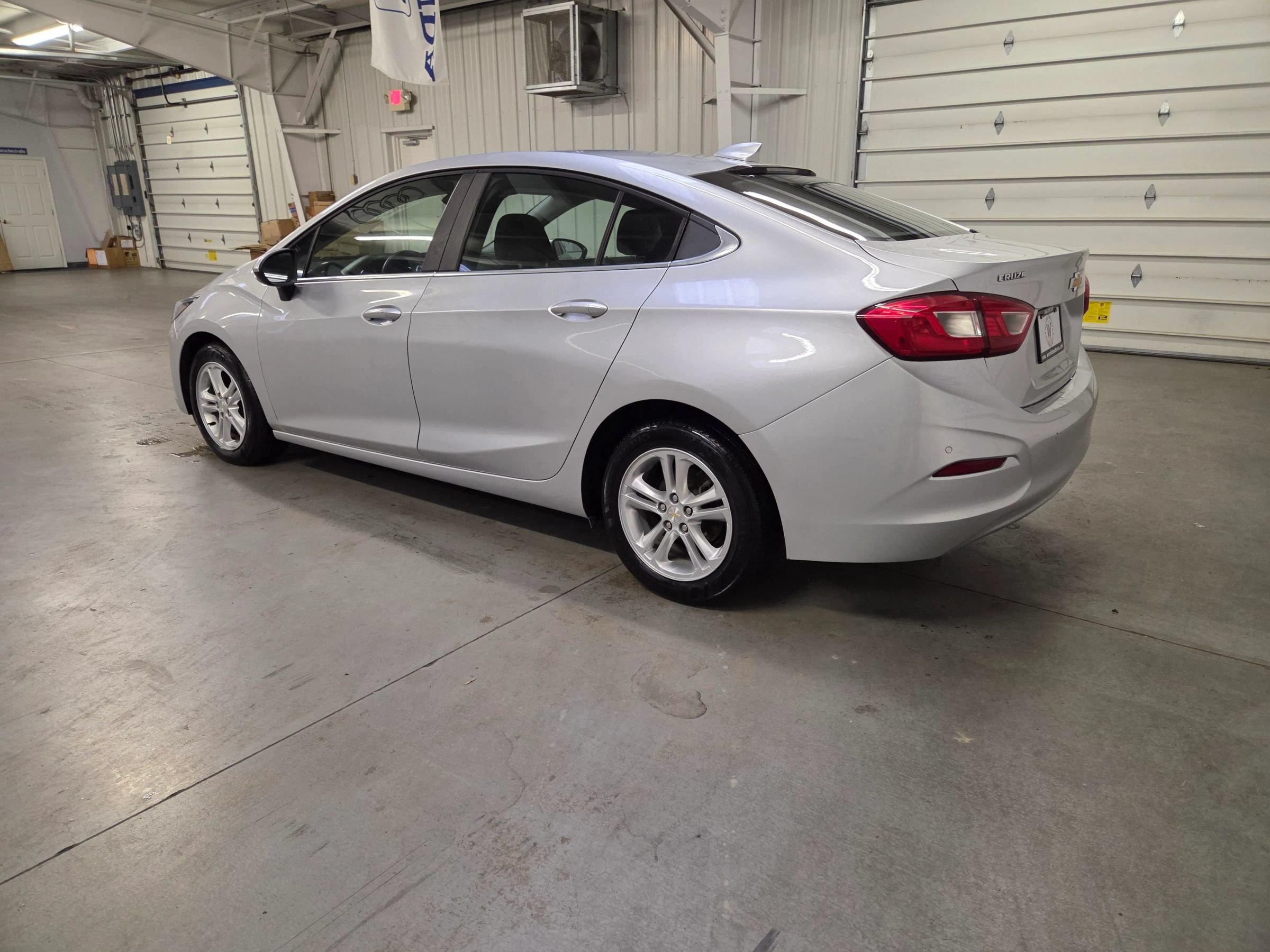 Used 2019 Chevrolet Cruze LT w/ Convenience Package FWD image 4