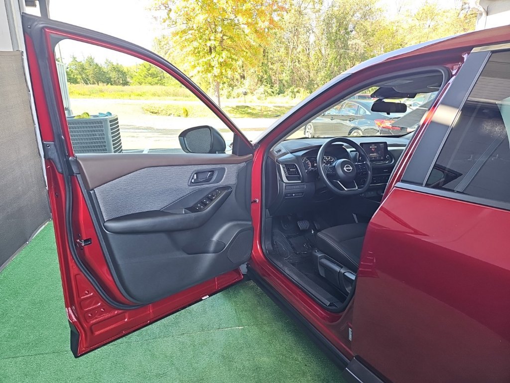 Used 2023 Nissan Rogue S AWD/4WD image 30