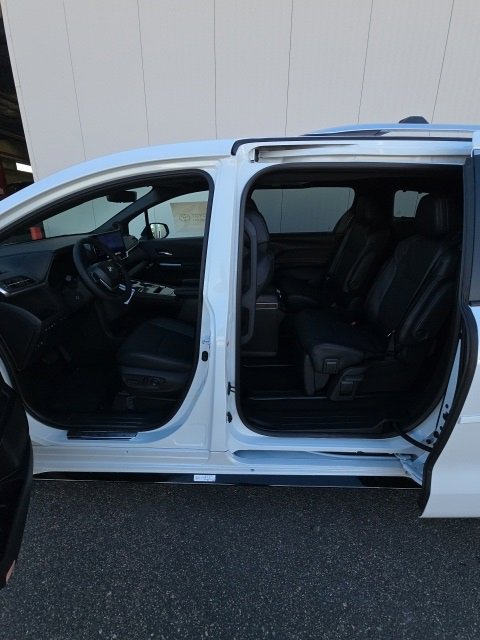 New 2025 Toyota Sienna Platinum image 5