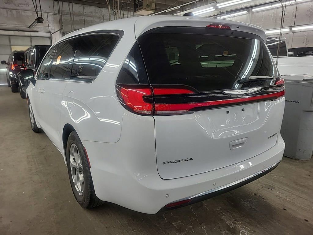 Used 2024 Chrysler Pacifica Limited FWD image 3