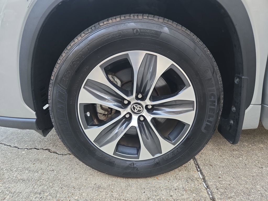Certified 2024 Toyota Highlander XLE image 36