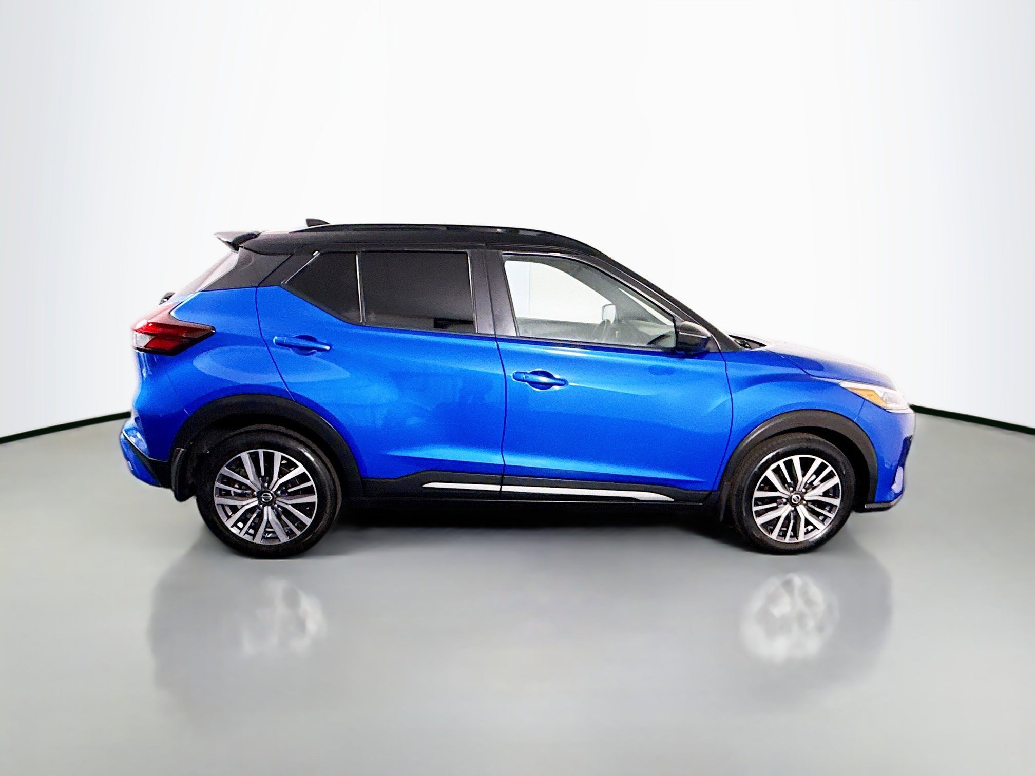 Used 2021 Nissan Kicks SR FWD image 11