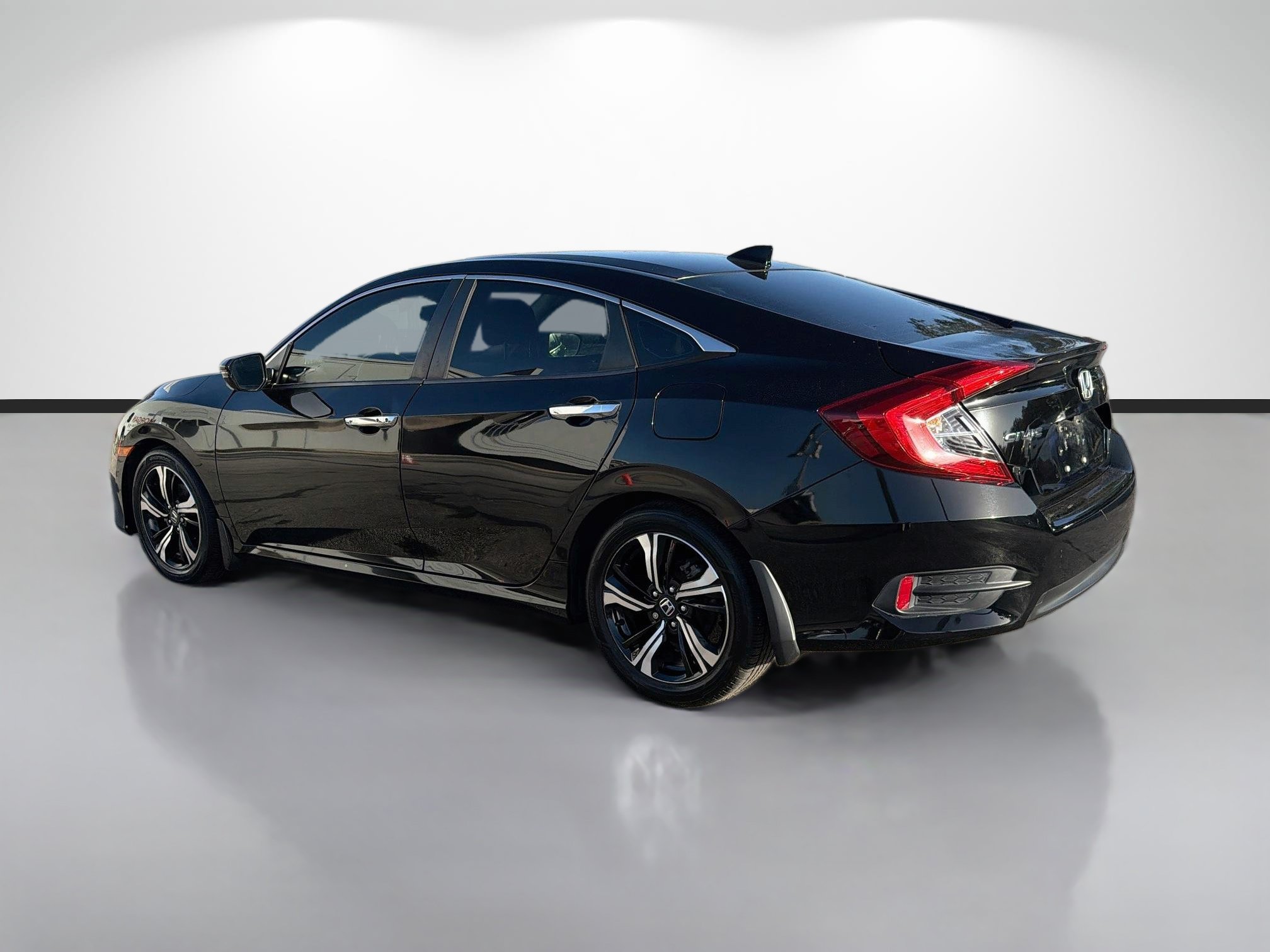 Used 2018 Honda Civic Touring image 5