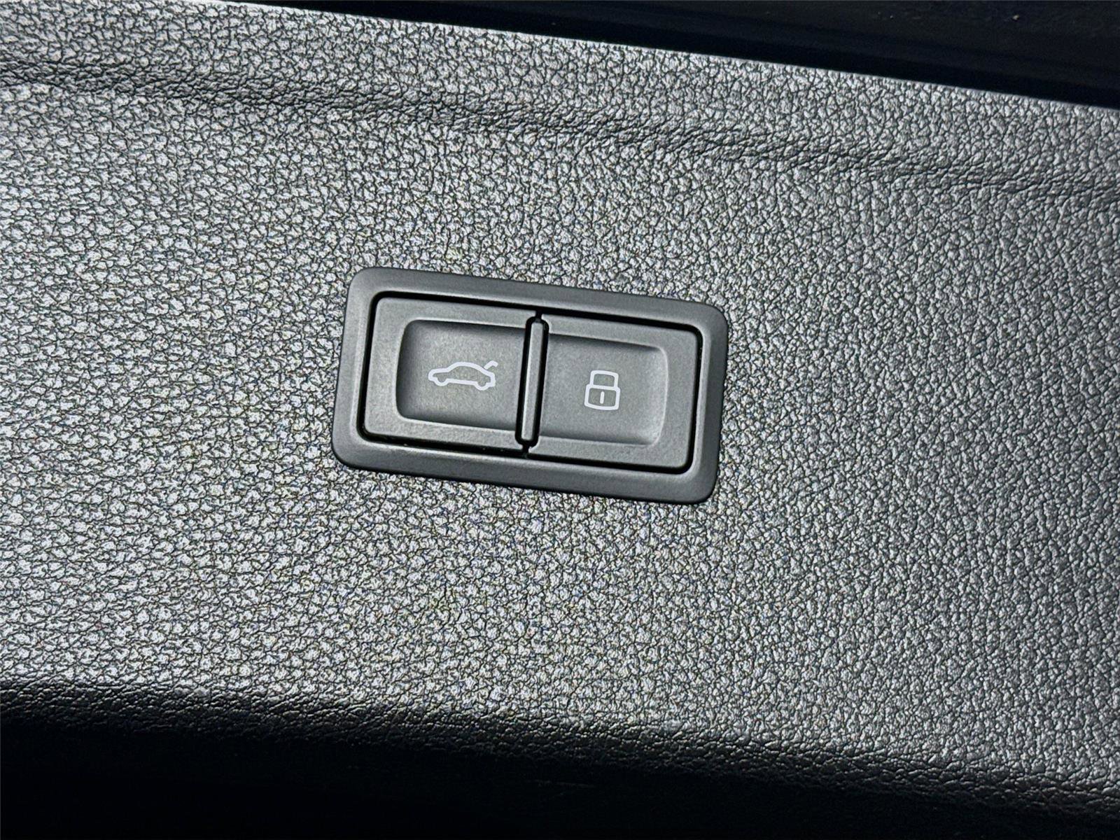 Used 2021 Audi Q5 Premium w/ Convenience Package image 20