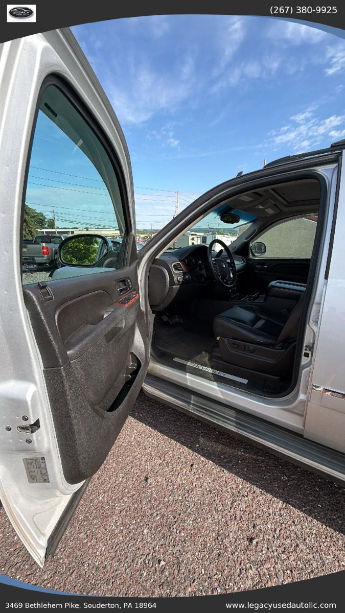 Used 2012 Chevrolet Avalanche LTZ AWD/4WD image 32
