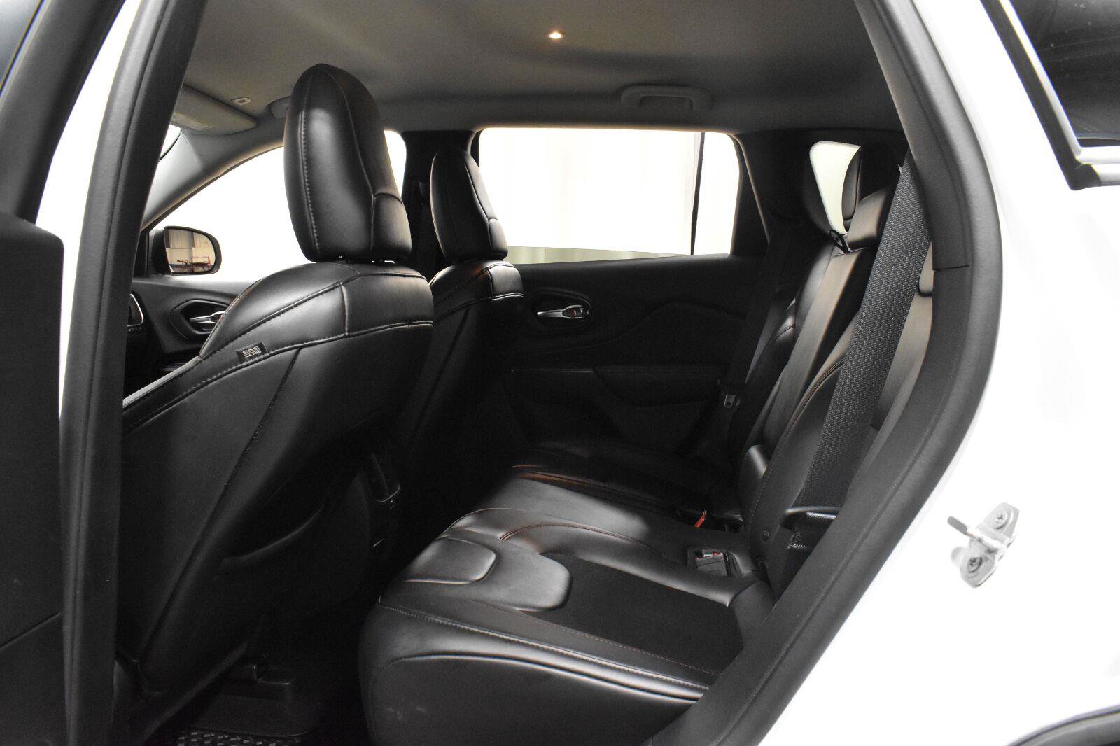 Used 2019 Jeep Cherokee Trailhawk AWD/4WD image 4