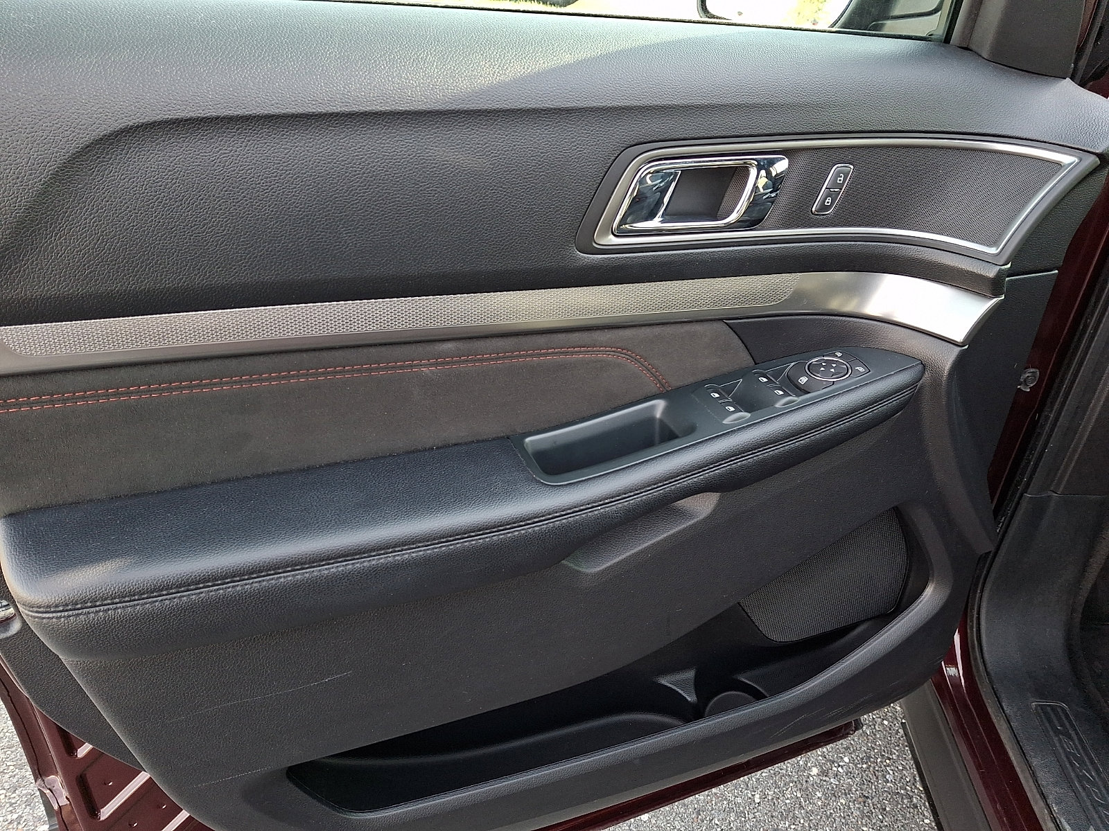 Used 2018 Ford Explorer XLT w/ Equipment Group 202A image 12