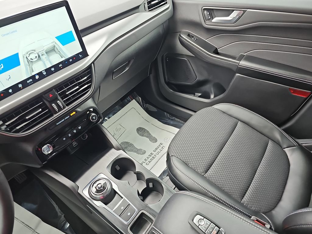 Used 2025 Ford Escape SE image 30