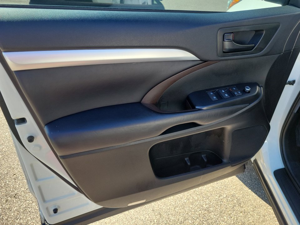 Used 2019 Toyota Highlander Plus FWD image 32