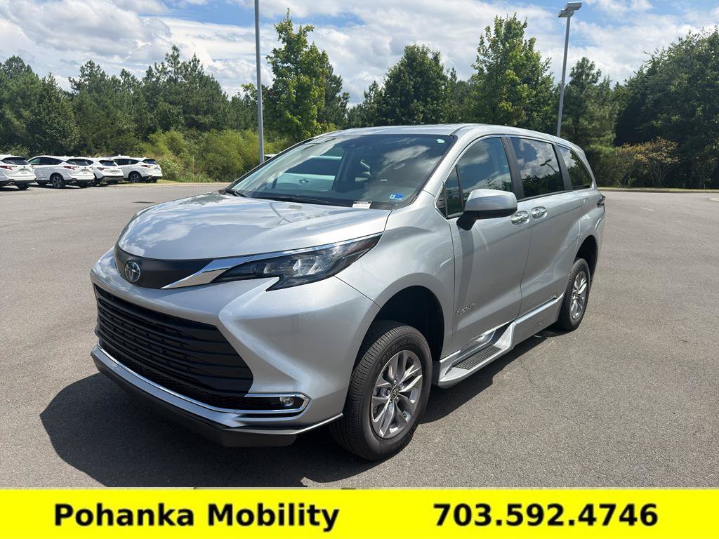 Used 2024 Toyota Sienna XLE FWD image 3