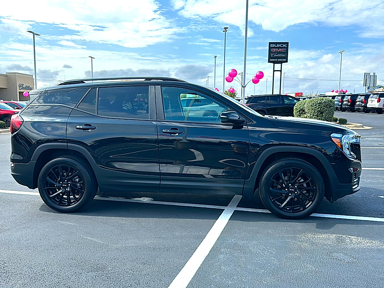 Used 2024 GMC Terrain SLE w/ Driver Convenience Package FWD image 9