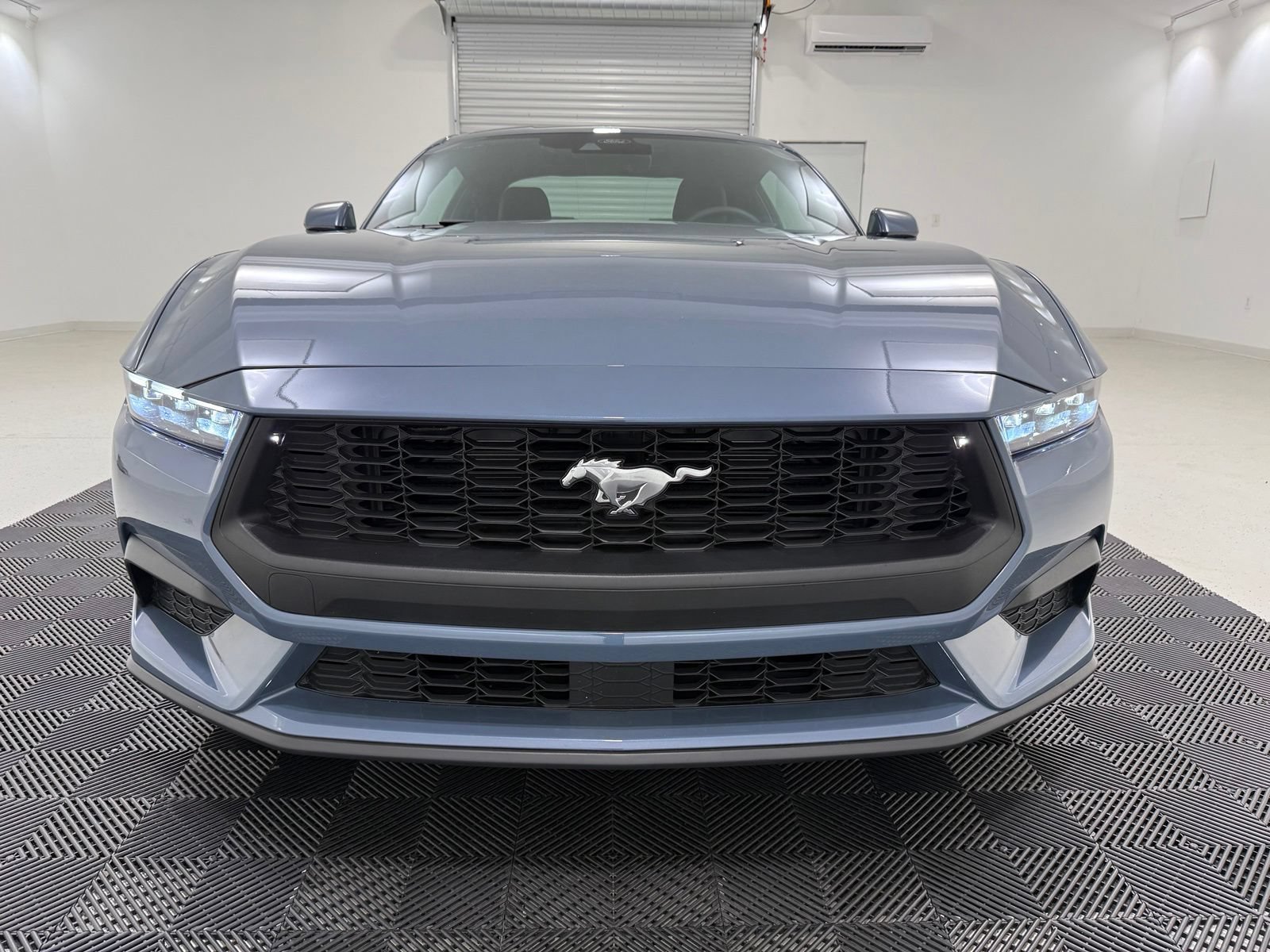 Used 2025 Ford Mustang Coupe RWD image 2