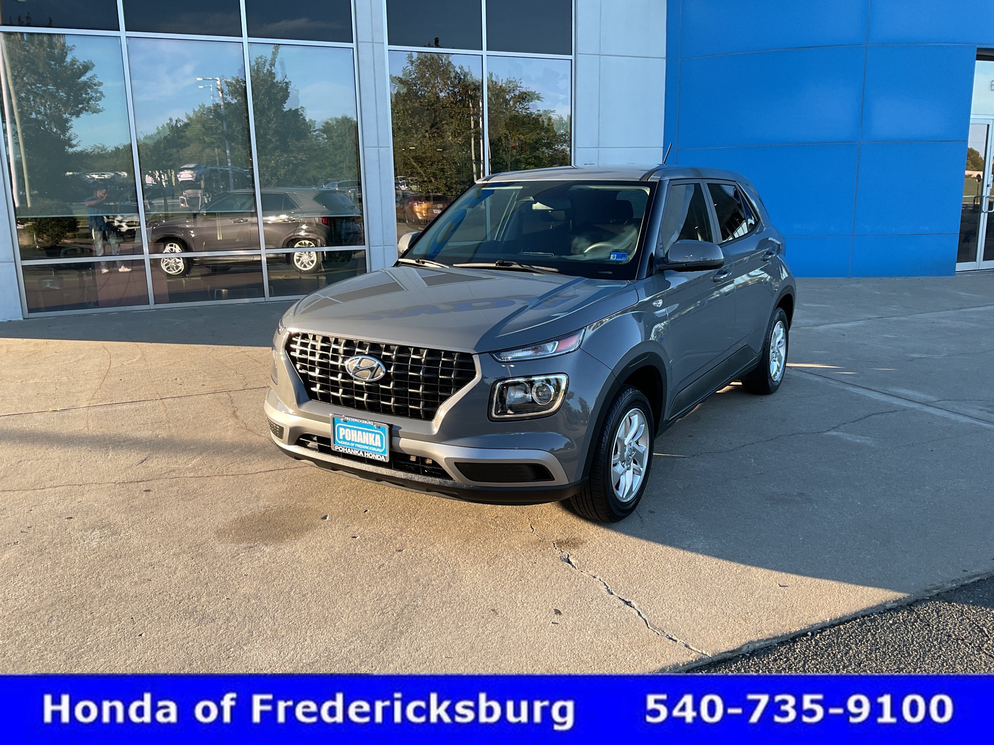 Used 2023 Hyundai Venue SE FWD image 2