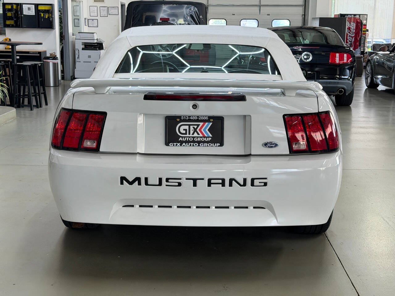 Used 2003 Ford Mustang Convertible RWD image 3