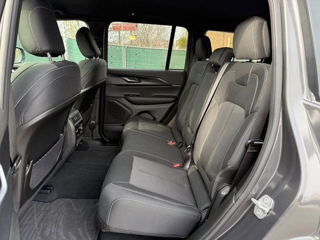 Used 2025 Jeep Grand Cherokee Laredo image 13